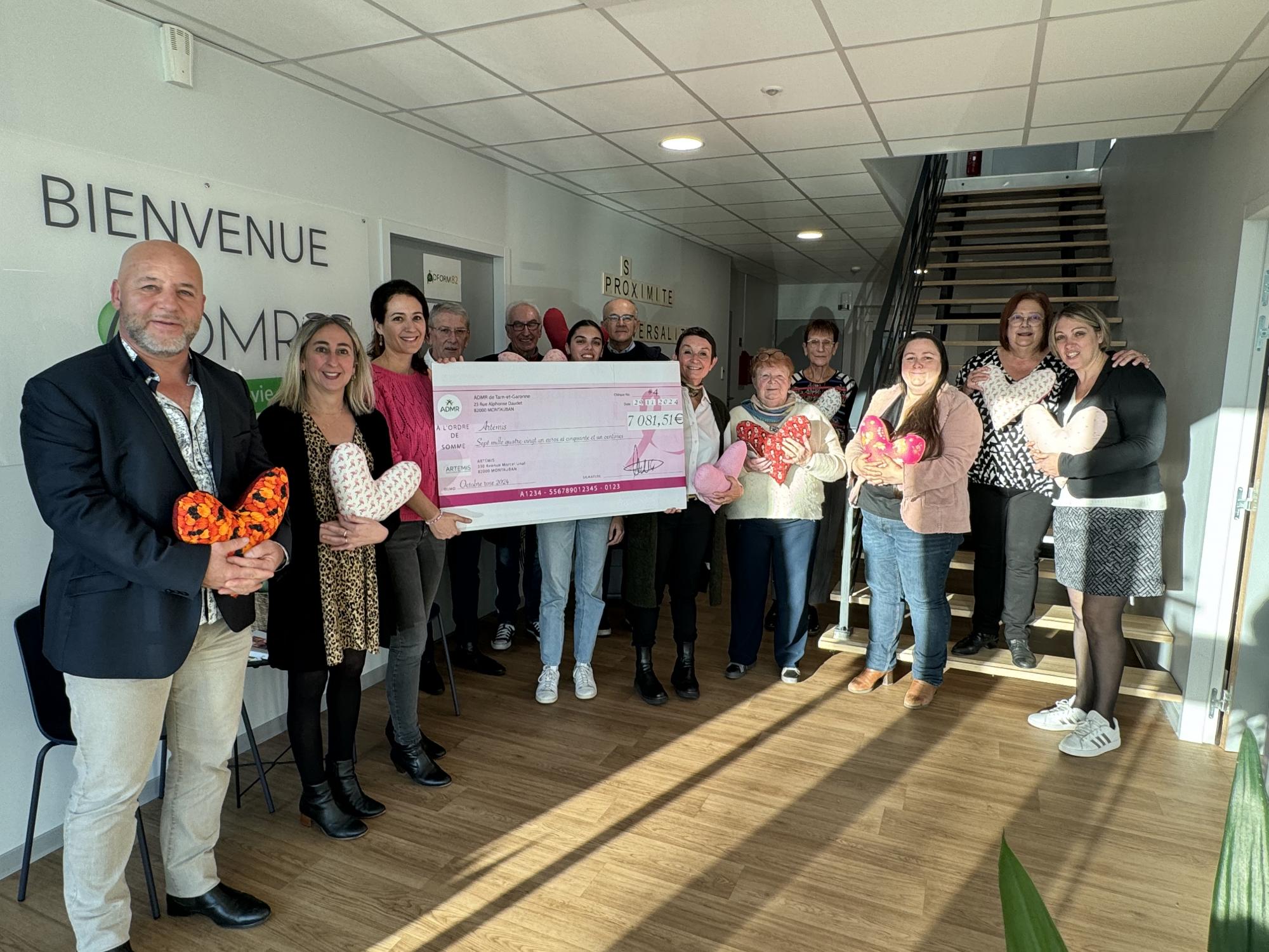 Remise du cheque à artémis our octobre rose